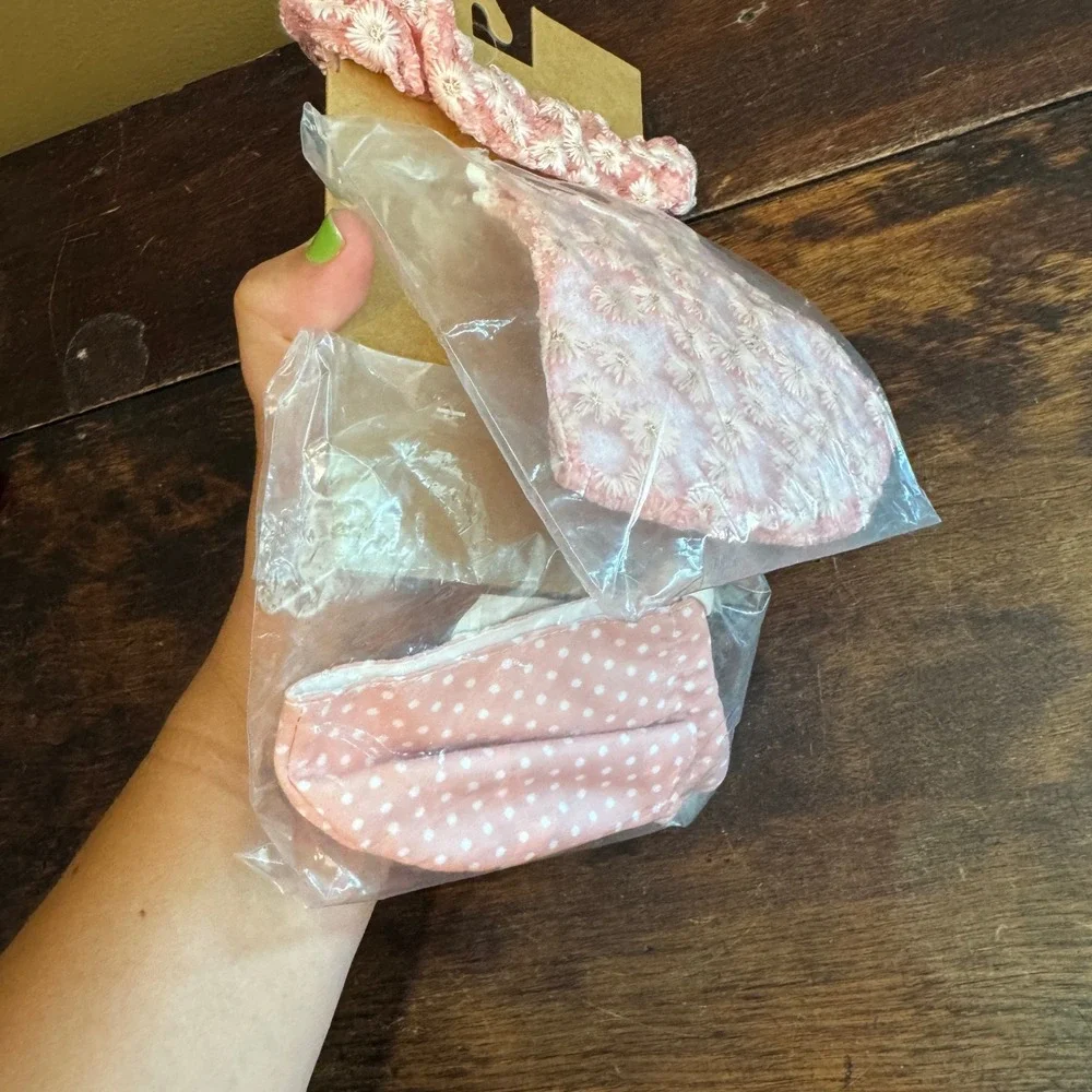 Berry Nordstrom Rack Preppy Pink Flower Set of 2 Face Mask and‎ 1 Scrunchie
